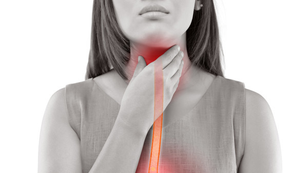 如果出现喉咙痛,咽部异物感和头痛等症状,应进行手术治疗