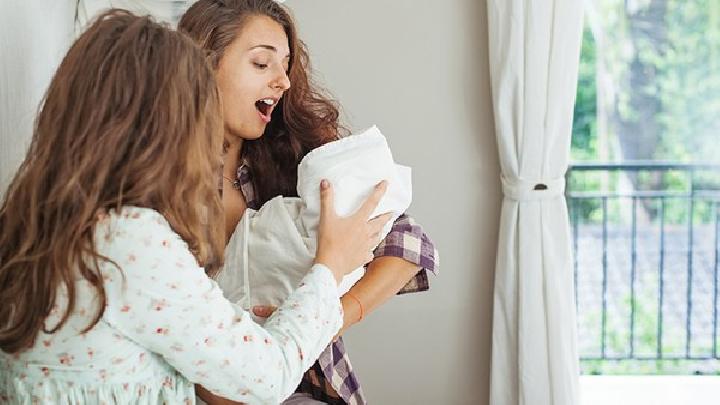新生儿打喷嚏正常吗？如何区分感冒和鼻炎？