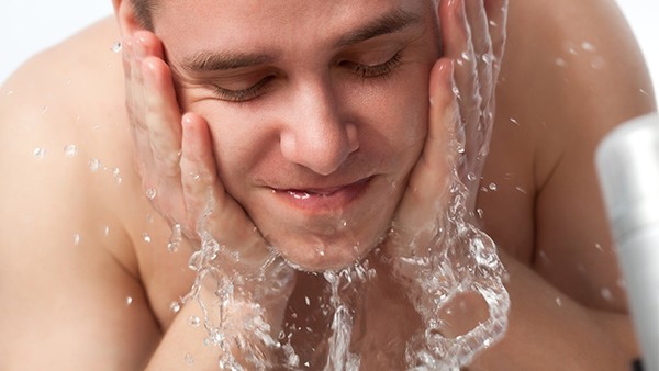 二硫化硒洗剂有激素吗  二硫化硒洗剂可以用来洗脸吗