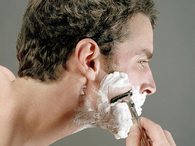 随意的从各个方向去刮的话,就会导致胡子被刮的太短,甚至会导致倒须的