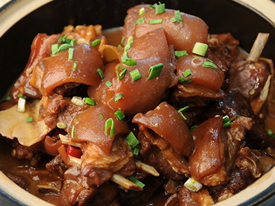 狗肉和羊肉是属于温热性的食物,对于胃寒者具有极佳的治疗效果.