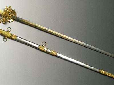 养生 中医养生 正文  佩剑总长105厘米,剑身长88厘米,重量500克,剑身