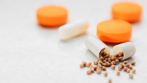 复方氨酚肾素片和罗红霉素颗粒可以同服吗，需要注意什么？