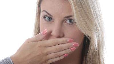 引起口臭的常见原因有哪些？