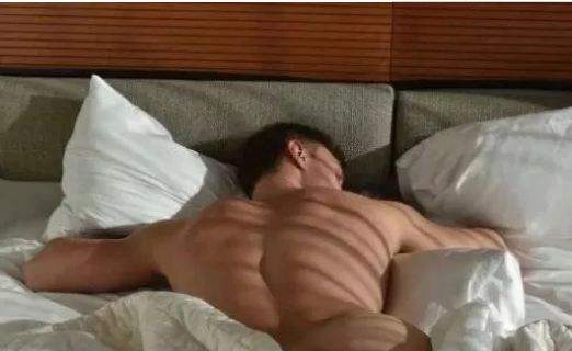 男人裸睡