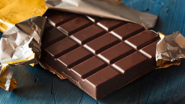 巧克力囊肿患者吃药后排出褐色物质是怎么回事，怎么办