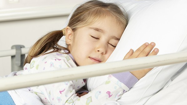 3岁孩子发烧39℃，不哭不闹就睡觉，怎么回事，怎么办