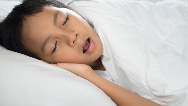 小孩子睡觉缩成一团怎么回事，怎么办