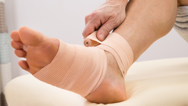 踝关节扭伤为防止皮下出血和组织肿胀在早期应该怎么做