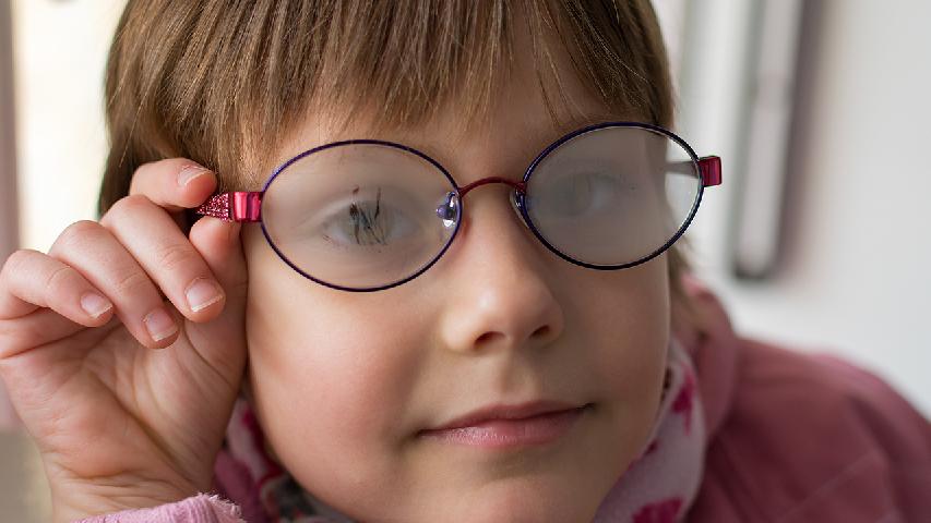 近视和散光都在100度左右需要戴眼镜吗