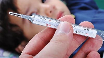 小孩今年刚满四岁，检查说是有散光是什么原因？