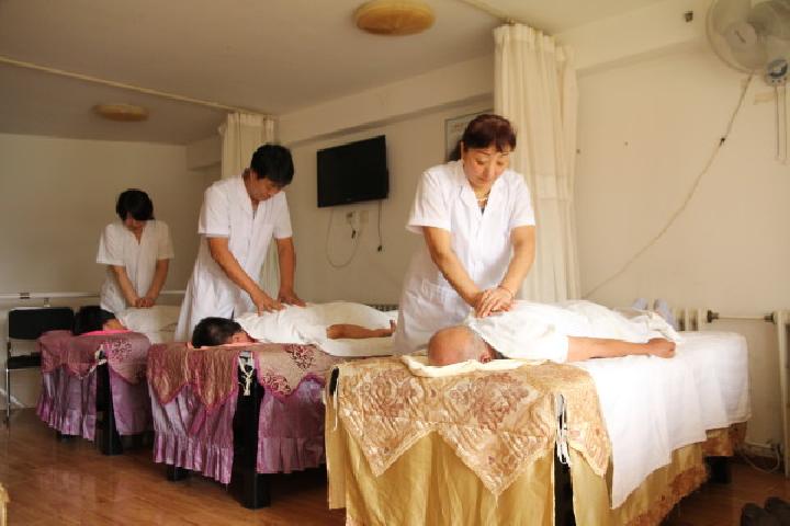 眼袋大很難看嗎 常按摩這兩個穴位可以輕松消除眼袋