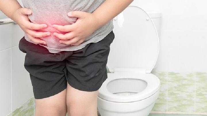 卷腹為什么比仰臥起坐健身效果強(qiáng)？卷腹的正確方式都有哪些