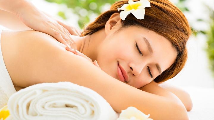 玻璃瓶的妙用 按摩穴位減脂肪