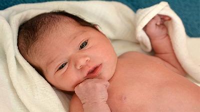 刚出生的婴儿拉肚子怎么办？婴儿拉肚子有哪些因素导致的？