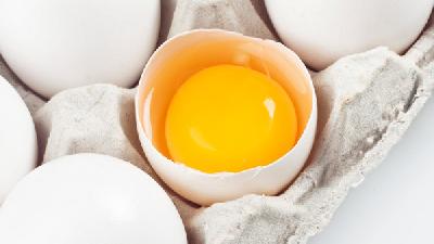 可以每天吃一个鸡蛋吗？每天吃一个鸡蛋的人，两种慢病风险都降低了