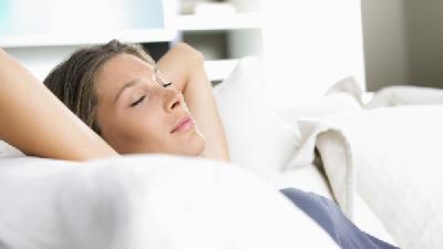 白领工作不可过量 睡前上网会影响睡眠