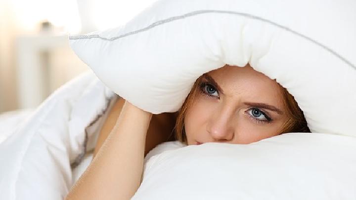 白领工作不可过量睡前上网会影响睡眠