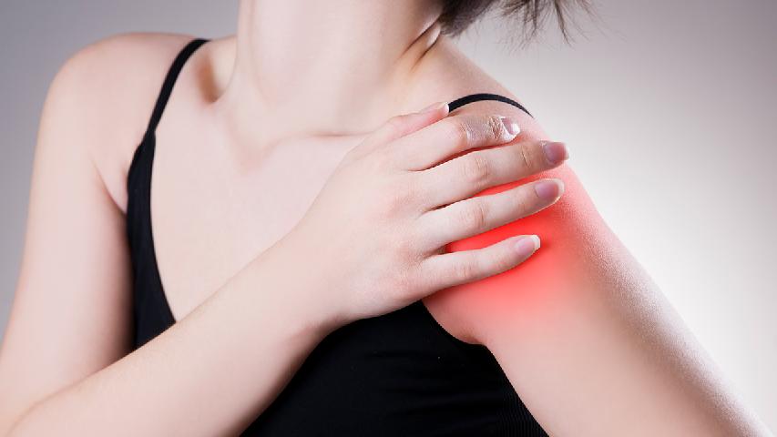 乱贴膏药容易加重肩周炎 四个动作轻松预防肩周炎