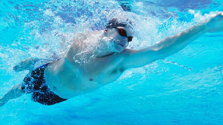 夏季游泳强身又瘦身 帮你甩掉“游泳圈”