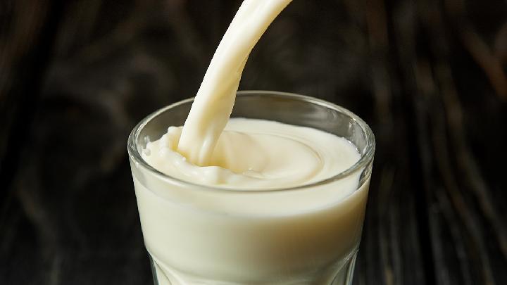 睡前喝牛奶还是酸奶好一点？