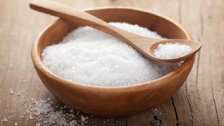 喝盐水清肠排毒方法