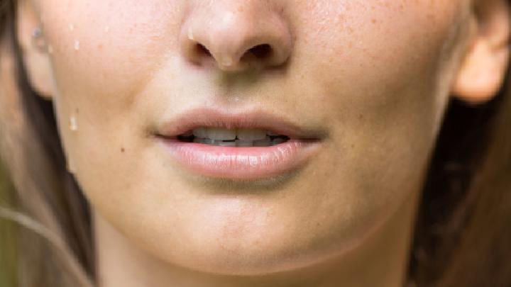 夏季出汗用冷水洗脸的危害，一时痛快易引发5大身体疾病