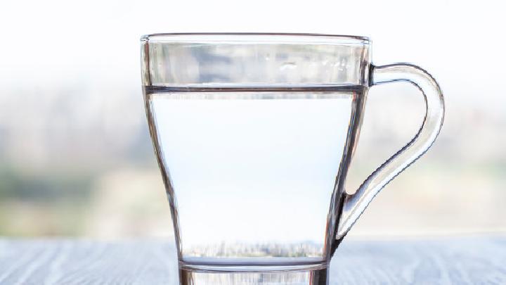 为什么老年人应该多喝水？老年人喝水不足会有哪些危害？