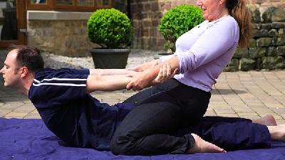 膝盖疼可以练瑜伽吗，严重膝盖疼学会拒绝练瑜伽