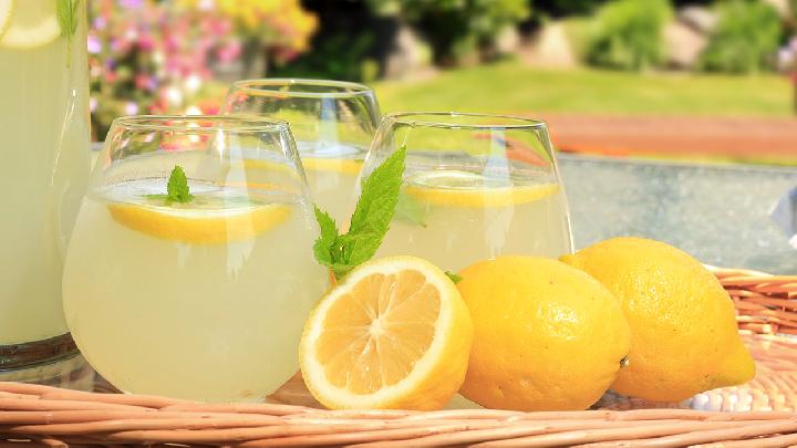 如何制作蜂蜜柠檬水比较营养健康