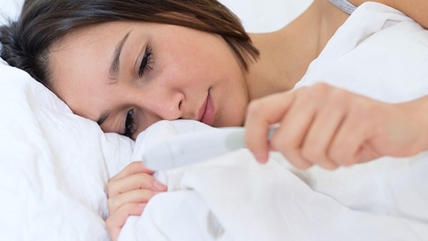 女人睡觉时，要不要穿衣？很多人都做错了，听下专家怎么说