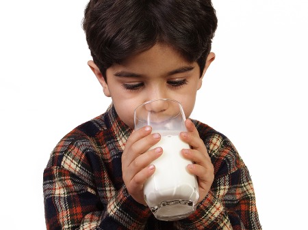 孕妈警示！一文揭秘：冰箱剩牛奶的隐忧，如何守护母婴安全？