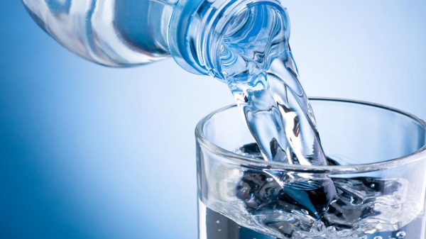 飲用水選擇大比拼：燒水VS桶裝水，誰才是健康贏家？