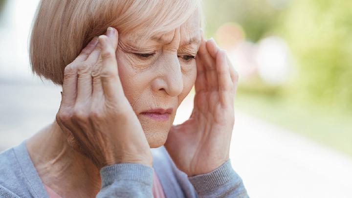 女性衰老的四大信號：警惕腿腳不靈活、肥胖、情緒暴躁和打鼾
