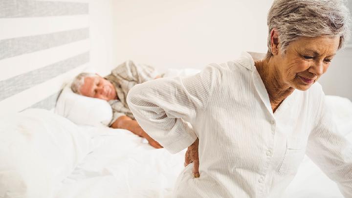 女性衰老的四大信號：警惕腿腳不靈活、肥胖、情緒暴躁和打鼾