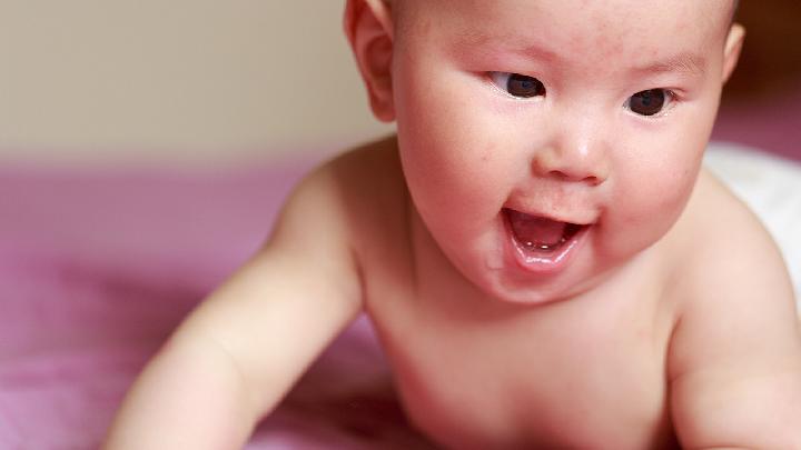 新生儿肚子胀气一招自然消除