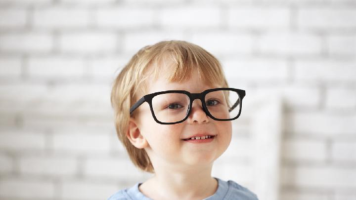 幼儿散光可以矫正过来吗
