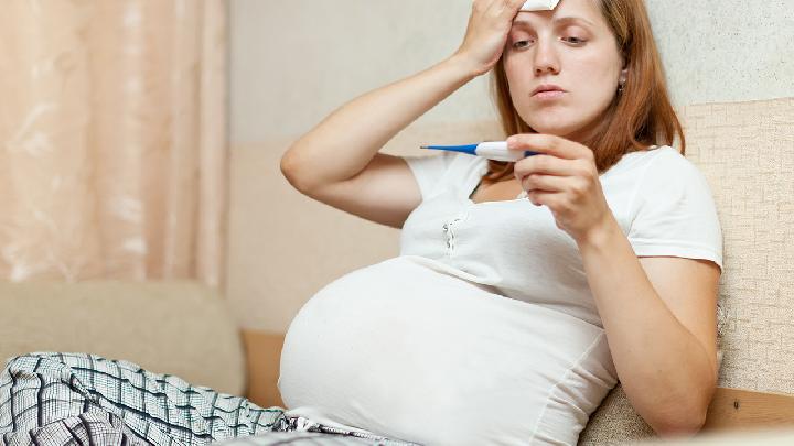 孕妇乳房中间出汗怎么回事