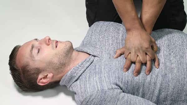 闪到腰该如何急救