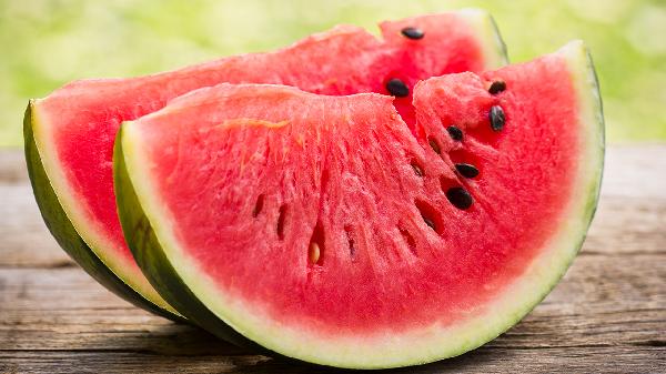 夏季吃西瓜有什么好处？夏天吃西瓜要注意什么