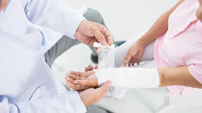 內(nèi)踝骨折取釘后能走多久？