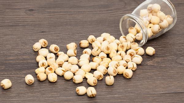 莲子心和什么泡水喝功效好 甘草、绿茶、竹叶！