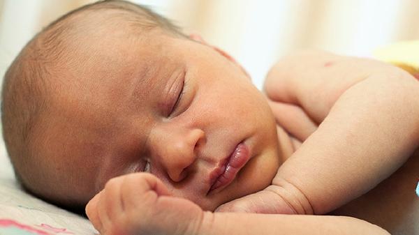 孩子俩月大便带水母乳喂养需要治疗吗