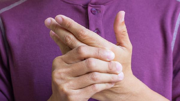 手掌发黄是什么病的前兆