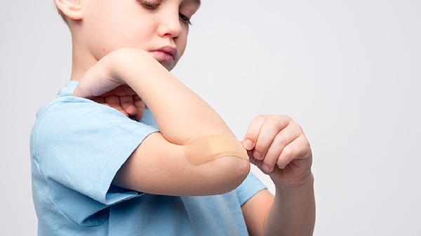 手肘外侧褶皱处长疙瘩很痒是什么原因