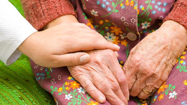 手被鱼骨刺伤，应该警惕海分枝杆菌感染