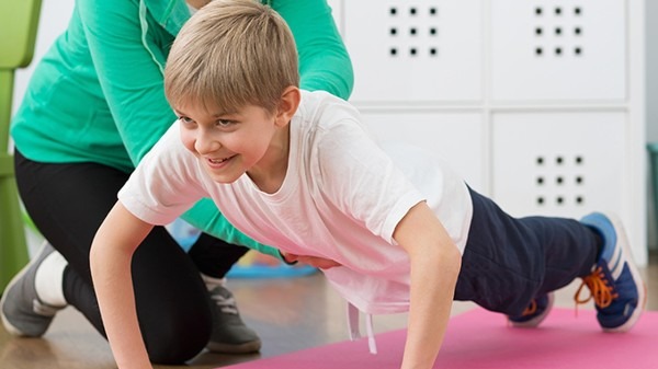 一个黄金健身动作——俯卧撑，能够帮助你快速增肌，塑形减脂