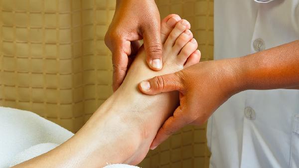 脚后跟起皮粗糙是怎么了