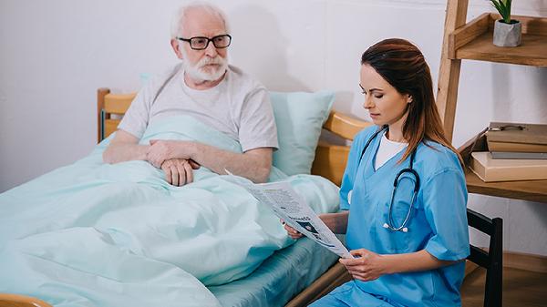 最新发现：老人若每天吃一个苹果，用不了多久，身体或有4大改善