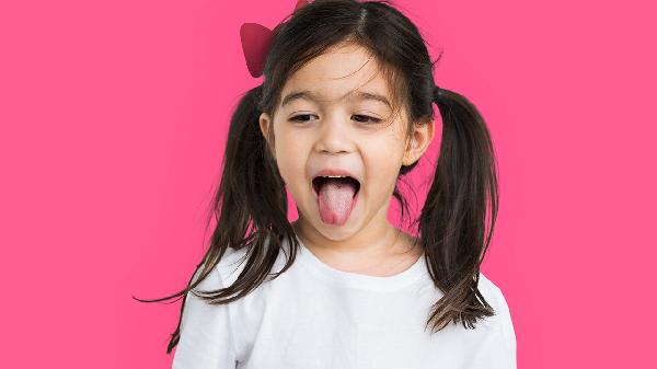 从小就有裂纹舌是怎么回事